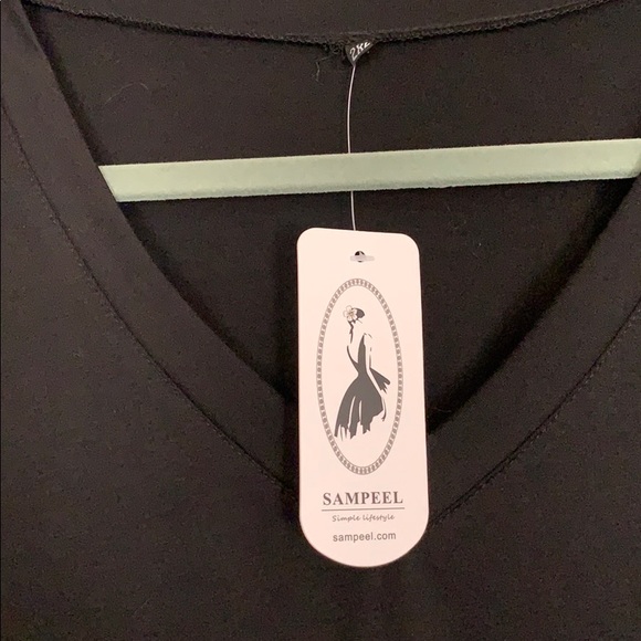 Black V neck w/ cuffed arm opening & split sides - Picture 5 of 5